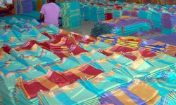 தீபாவளியை முன்னிட்டு இலவச வேட்டி, சேலை