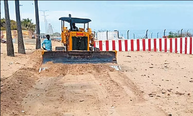 27-ந்தேதி சூரசம்ஹார விழா - திருச்செந்தூரில் கடற்கரையை சமன்படுத்தும் பணி தீவிரம் 27-ந்தேதி சூரசம்ஹார விழா - திருச்செந்தூரில் கடற்கரையை சமன்படுத்தும் பணி தீவிரம்