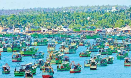 ராமேசுவரத்தில் விசைப்படகு மீனவர்கள் காலவரையற்ற வேலைநிறுத்தம் ராமேசுவரத்தில் விசைப்படகு மீனவர்கள் காலவரையற்ற வேலைநிறுத்தம்