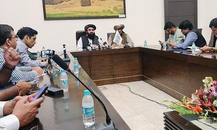 டெல்லியில் ஆப்கானிஸ்தான் மந்திரியின் பத்திரிக்கையாளர்கள் சந்திப்பில் பெண் நிருபர்களுக்கு அனுமதி மறுப்பு