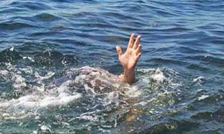 சென்னை: கடலில் குளித்தபோது ராட்சத அலையில் சிக்கிய 3 மாணவர்கள் - ஒருவர் பலி சென்னை: கடலில் குளித்தபோது ராட்சத அலையில் சிக்கிய 3 மாணவர்கள் - ஒருவர் பலி