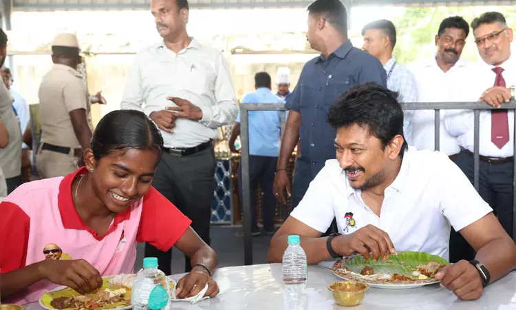 வீரர்களுக்கு வழங்கப்படும் உணவின் தரத்தை ஆய்வு செய்த உதயநிதி ஸ்டாலின்