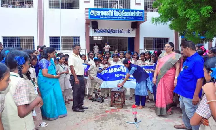சர்வதேச விண்வெளி வார விழா: மாதிரி ராக்கெட் ஏவி அசத்திய அரசு பள்ளி மாணவிகள்