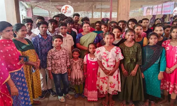 தூத்துக்குடியில் ஆதரவற்ற குழந்தைகளுடன் தீபாவளி கொண்டாடிய அமைச்சர் கீதாஜீவன்