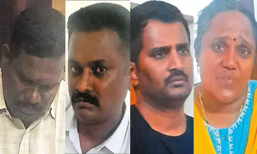 அரிசி கடத்தலை கண்டு கொள்ளாமல் இருக்க ரூ.15 ஆயிரம் லஞ்சம் - 4 போலீசார் அதிரடி கைது அரிசி கடத்தலை கண்டு கொள்ளாமல் இருக்க ரூ.15 ஆயிரம் லஞ்சம் - 4 போலீசார் அதிரடி கைது