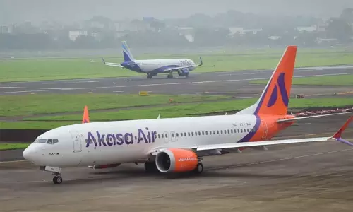 டெல்லி புறப்பட்ட விமானம் மீது மோதிய பறவைகள் - அவசர அவசரமாக தரையிறக்கம்