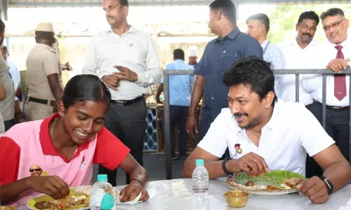 வீரர்களுக்கு வழங்கப்படும் உணவின் தரத்தை ஆய்வு செய்த உதயநிதி ஸ்டாலின்