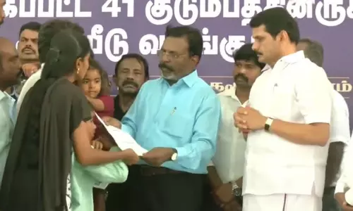 கரூர் கூட்ட நெரிசலில் உயிரிழந்தோர் குடும்பங்களுக்கு வி.சி.க. தலைவர் திருமாவளவன் தலா ரூ.50 ஆயிரம் நிதியுதவி