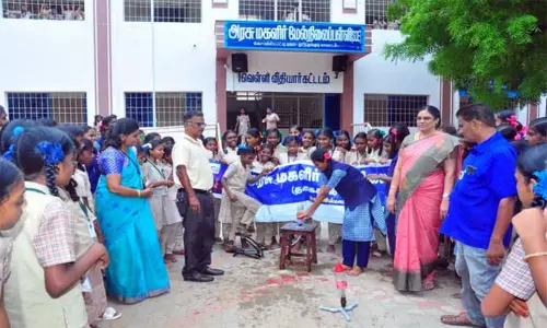 சர்வதேச விண்வெளி வார விழா: மாதிரி ராக்கெட் ஏவி அசத்திய அரசு பள்ளி மாணவிகள் சர்வதேச விண்வெளி வார விழா: மாதிரி ராக்கெட் ஏவி அசத்திய அரசு பள்ளி மாணவிகள்