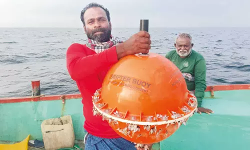 மீனவர்கள் வலையில் சிக்கிய கடல்சார் தகவல் தொடர்பு கருவி - மீன்வளத்துறை அதிகாரிகளிடம் ஒப்படைப்பு