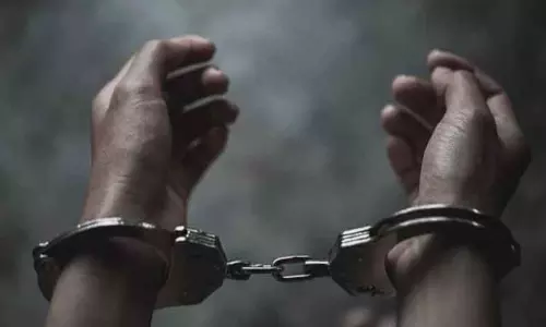 இளம்பெண், குளிப்பதை செல்போனில் வீடியோ எடுப்பத வாலிபர் கைது இளம்பெண், குளிப்பதை செல்போனில் வீடியோ எடுப்பத வாலிபர் கைது