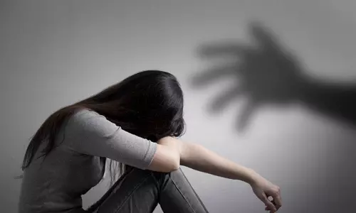 காதலுக்கு உதவி கேட்ட சிறுமியை பாலியல் வன்கொடுமை செய்த வாலிபர் காதலுக்கு உதவி கேட்ட சிறுமியை பாலியல் வன்கொடுமை செய்த வாலிபர்