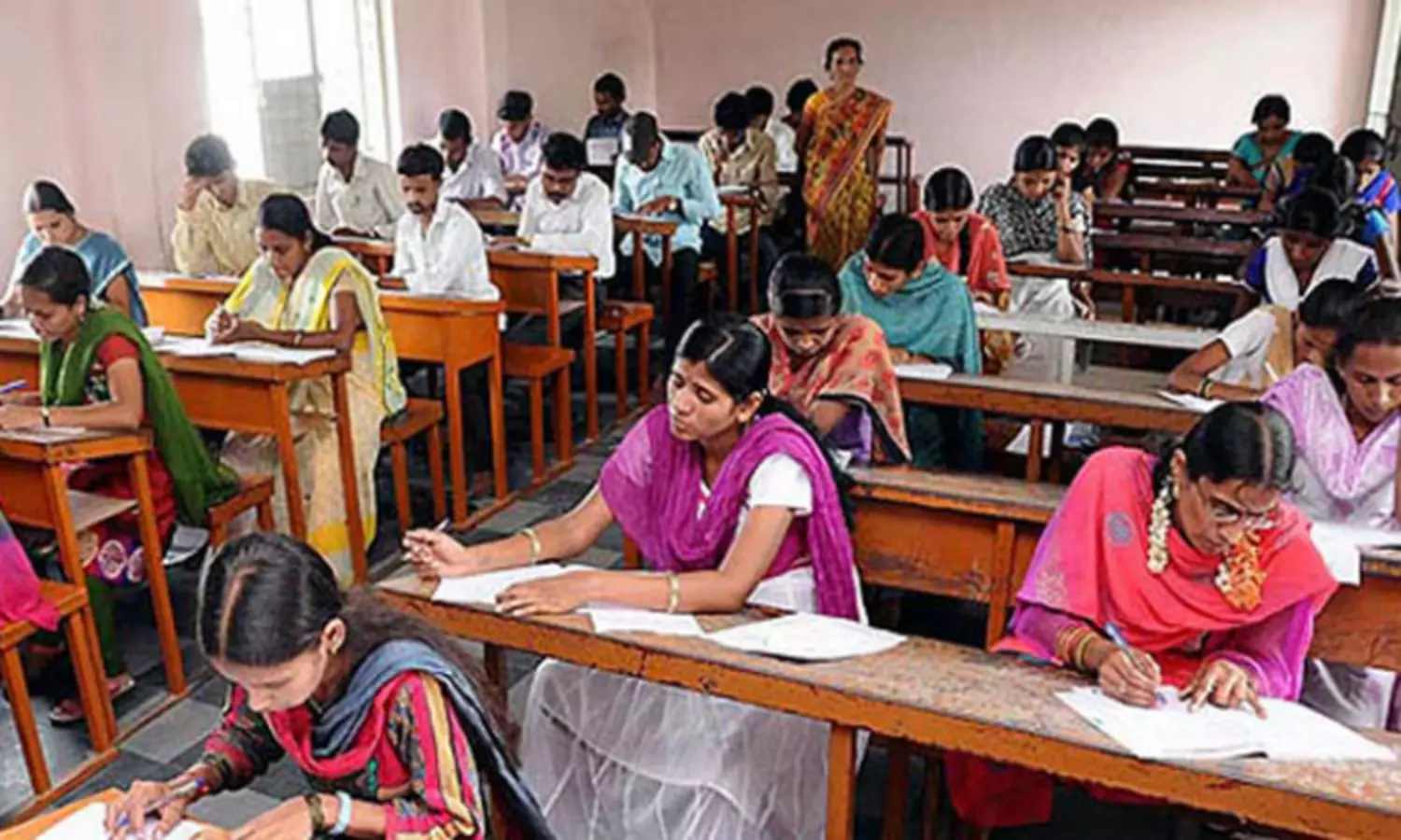 முதுகலை ஆசிரியர் பதவிக்கான போட்டி தேர்வில் குளறுபடி?