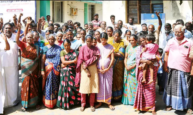 இலங்கை சிறையில் தவிக்கும் மீனவர்களை விடுவிக்கக்கோரி ராமேசுவரத்தில் ஆர்ப்பாட்டம் இலங்கை சிறையில் தவிக்கும் மீனவர்களை விடுவிக்கக்கோரி ராமேசுவரத்தில் ஆர்ப்பாட்டம்