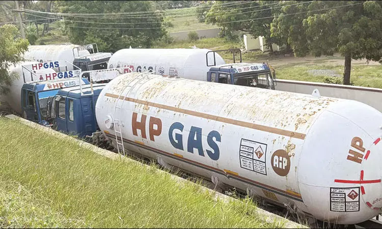 பேச்சுவார்த்தை தோல்வி: 4-வது நாளாக தொடரும் கியாஸ் டேங்கர் லாரிகள் வேலை நிறுத்த போராட்டம்