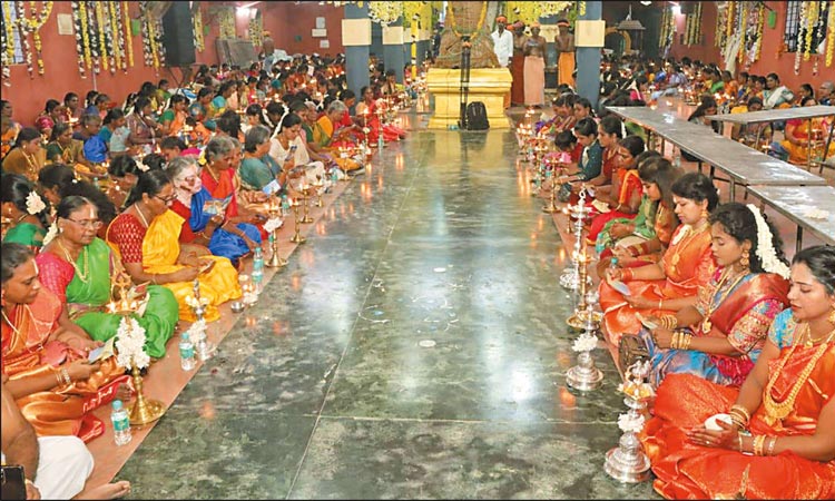 மணலி புதுநகர் அய்யா வைகுண்ட தர்மபதி கோவிலில் திருவிளக்கு பூஜை