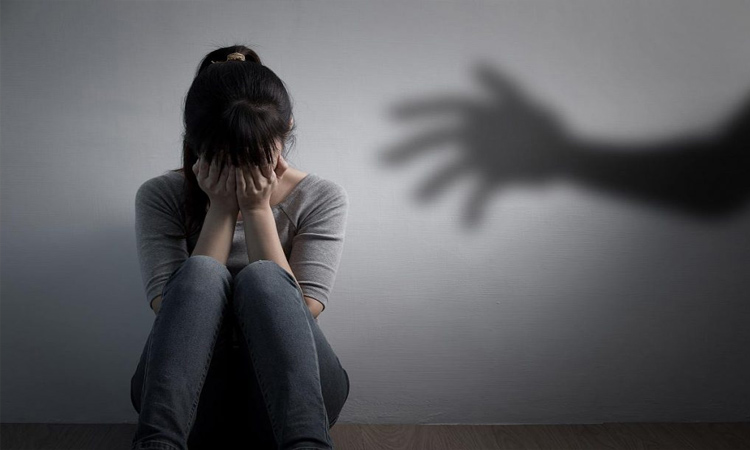 உ.பி.யில் அவலம்; 11-ம் வகுப்பு மாணவி மாந்தோப்பில் 5 பேர் கும்பலால் பலாத்காரம்