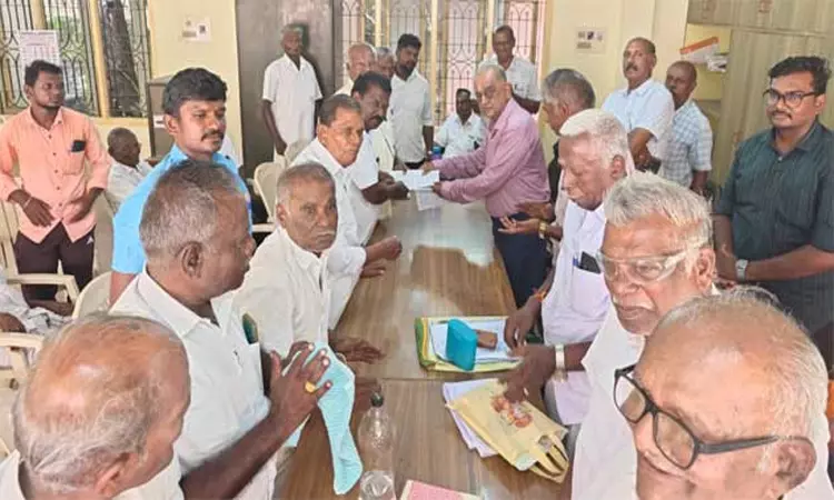 16-ம் தேதிக்குள் உப்பள தொழிலாளர்களுக்கு தீபாவளி போனஸ்: பேச்சுவார்த்தையில் உடன்பாடு 16-ம் தேதிக்குள் உப்பள தொழிலாளர்களுக்கு தீபாவளி போனஸ்: பேச்சுவார்த்தையில் உடன்பாடு