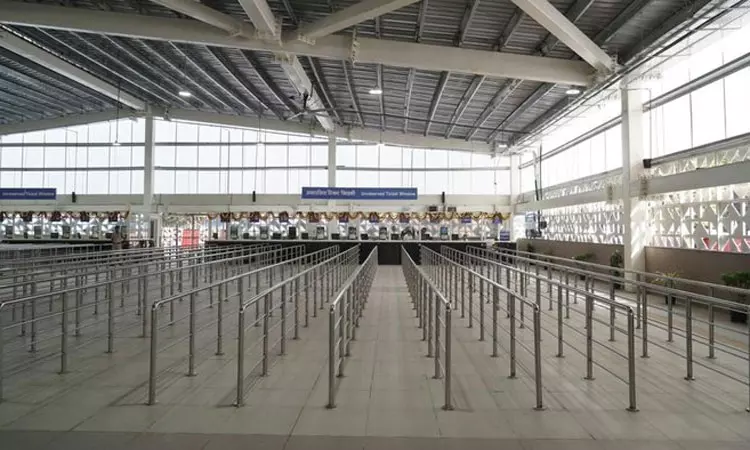 நாடு முழுவதும் 76 ரெயில் நிலையங்களில் பயணிகள் காத்திருப்பு மையம் - ரெயில்வே மந்திரி தகவல்