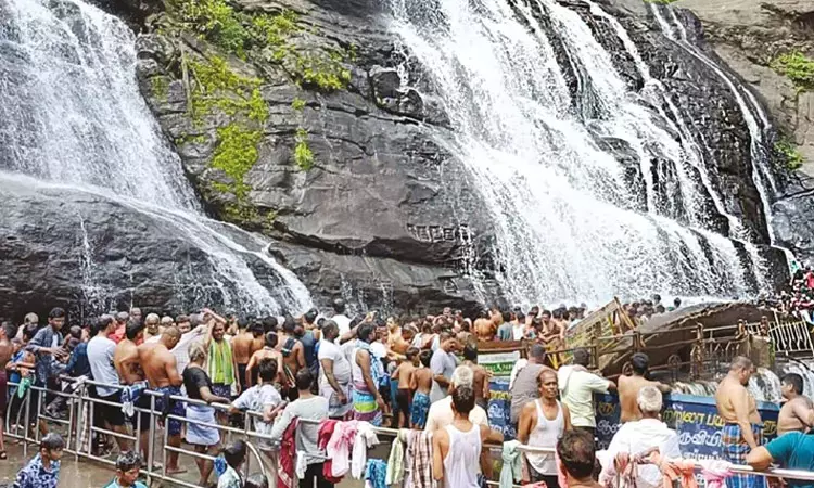 குற்றால அருவிகளில் சுற்றுலா பயணிகள் ஆனந்த குளியல்