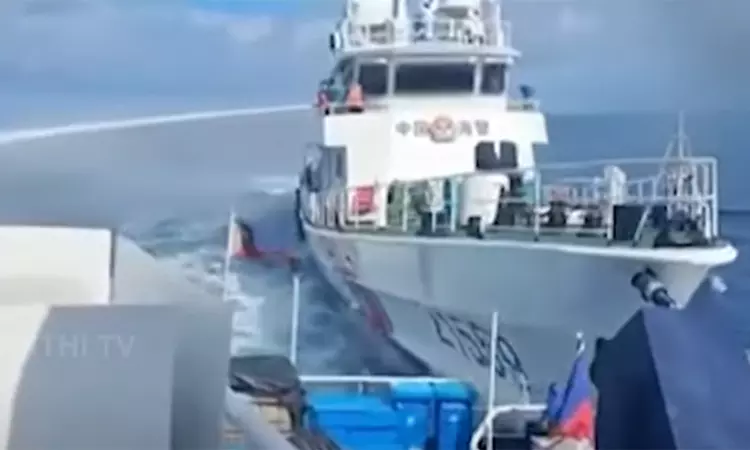 பிலிப்பைன்ஸ் கப்பல் மீது மோதி அச்சுறுத்திய சீன கடற்படை - தென் சீனக்கடலில் பதற்றம்