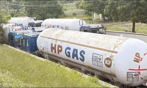 பேச்சுவார்த்தை தோல்வி: 4-வது நாளாக தொடரும் கியாஸ் டேங்கர் லாரிகள் வேலை நிறுத்த போராட்டம்