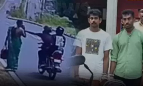 கோவை: சாலையில் நடந்து சென்ற பெண்ணிடம் நகை பறிப்பில் ஈடுபட்ட கேரள இளைஞர்கள் கைது கோவை: சாலையில் நடந்து சென்ற பெண்ணிடம் நகை பறிப்பில் ஈடுபட்ட கேரள இளைஞர்கள் கைது