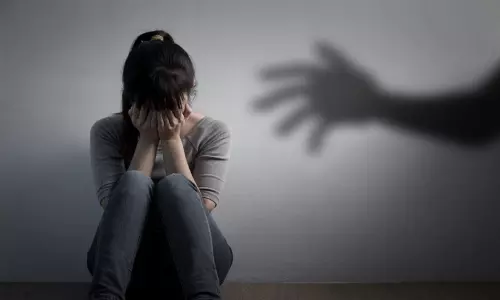 உ.பி.யில் அவலம்; 11-ம் வகுப்பு மாணவி மாந்தோப்பில் 5 பேர் கும்பலால் பலாத்காரம்