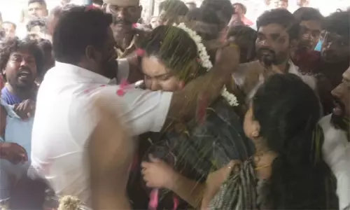 ரவுடி நாகேந்திரன் உடல் முன்னே திருமணம் செய்துகொண்ட இளையமகன் அஜித் ரவுடி நாகேந்திரன் உடல் முன்னே திருமணம் செய்துகொண்ட இளையமகன் அஜித்