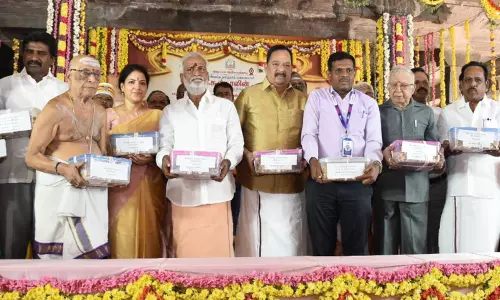 தங்க முதலீட்டு திட்டத்தின் மூலம் 21 கோவில்களுக்கு ரூ.17.76 கோடி வட்டி கிடைக்கிறது: அமைச்சர் சேகர்பாபு தங்க முதலீட்டு திட்டத்தின் மூலம் 21 கோவில்களுக்கு ரூ.17.76 கோடி வட்டி கிடைக்கிறது: அமைச்சர் சேகர்பாபு