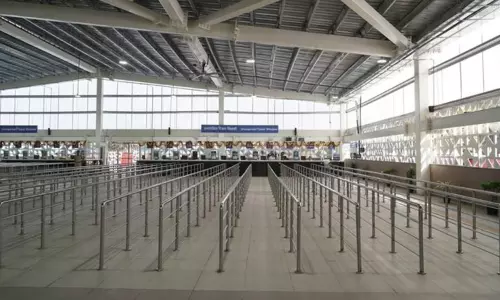 நாடு முழுவதும் 76 ரெயில் நிலையங்களில் பயணிகள் காத்திருப்பு மையம் - ரெயில்வே மந்திரி தகவல்