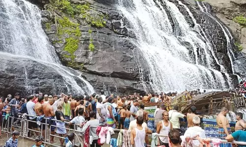 குற்றால அருவிகளில் சுற்றுலா பயணிகள் ஆனந்த குளியல் குற்றால அருவிகளில் சுற்றுலா பயணிகள் ஆனந்த குளியல்