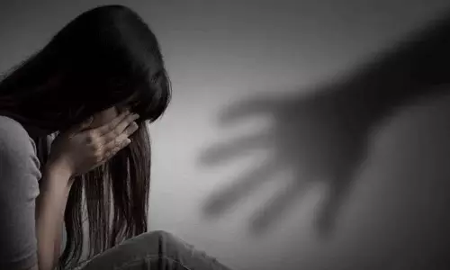 பள்ளி முடிந்து வீடு திரும்பிய மாணவியை பாலியல் வன்கொடுமை செய்ய முயற்சி