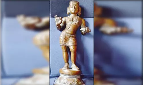 உசிலம்பட்டி அம்மன் கோவிலில் இருந்து திருடப்பட்ட மாணிக்கவாசகர் சிலை மீட்பு - இருவர் கைது