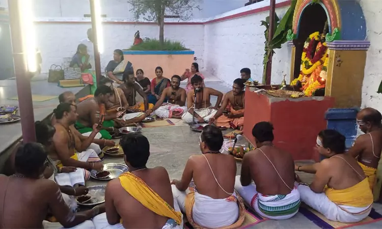 கரியாம்பட்டி அங்காள பரமேஸ்வரி அம்மன் கோவிலில் லட்சார்ச்சனை விழா கரியாம்பட்டி அங்காள பரமேஸ்வரி அம்மன் கோவிலில் லட்சார்ச்சனை விழா