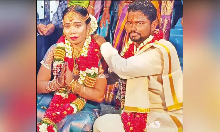 கடல் கடந்த காதல்... இந்தோனேஷிய நாட்டு பெண்ணை கரம்பிடித்த திருவாரூர் வாலிபர் கடல் கடந்த காதல்... இந்தோனேஷிய நாட்டு பெண்ணை கரம்பிடித்த திருவாரூர் வாலிபர்