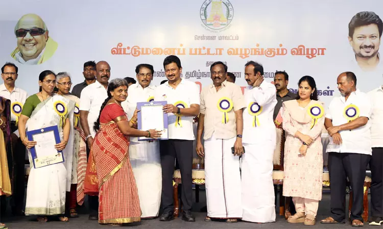 1,600 பயனாளிகளுக்கு வீட்டுமனைப் பட்டாக்களை வழங்கினார் துணை முதல்-அமைச்சர் உதயநிதி ஸ்டாலின் 1,600 பயனாளிகளுக்கு வீட்டுமனைப் பட்டாக்களை வழங்கினார் துணை முதல்-அமைச்சர் உதயநிதி ஸ்டாலின்