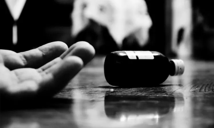 தாலியை கழற்றி வைத்துவிட்டு கள்ளக்காதலனுடன் விஷம் குடித்த இளம்பெண் தாலியை கழற்றி வைத்துவிட்டு கள்ளக்காதலனுடன் விஷம் குடித்த இளம்பெண்