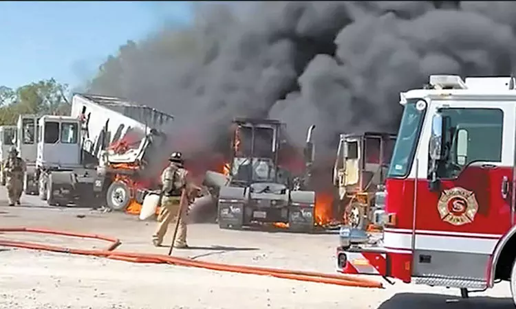 சாலையில் சென்ற வாகனங்கள் மீது விழுந்த விமானம் - 2 பேர் பலி சாலையில் சென்ற வாகனங்கள் மீது விழுந்த விமானம் - 2 பேர் பலி