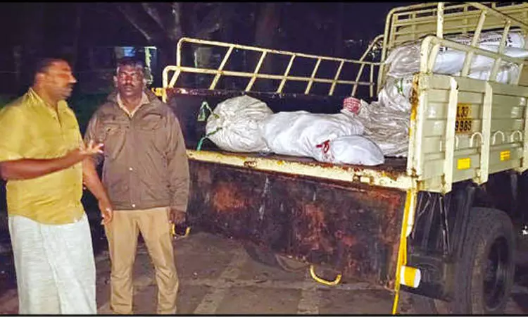 கேரளாவில் இருந்து கம்பத்திற்கு லாரியில் கழிவுகளை ஏற்றி வந்த கேரள வாலிபருக்கு அபராதம்