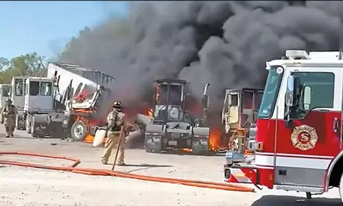 சாலையில் சென்ற வாகனங்கள் மீது விழுந்த விமானம் - 2 பேர் பலி