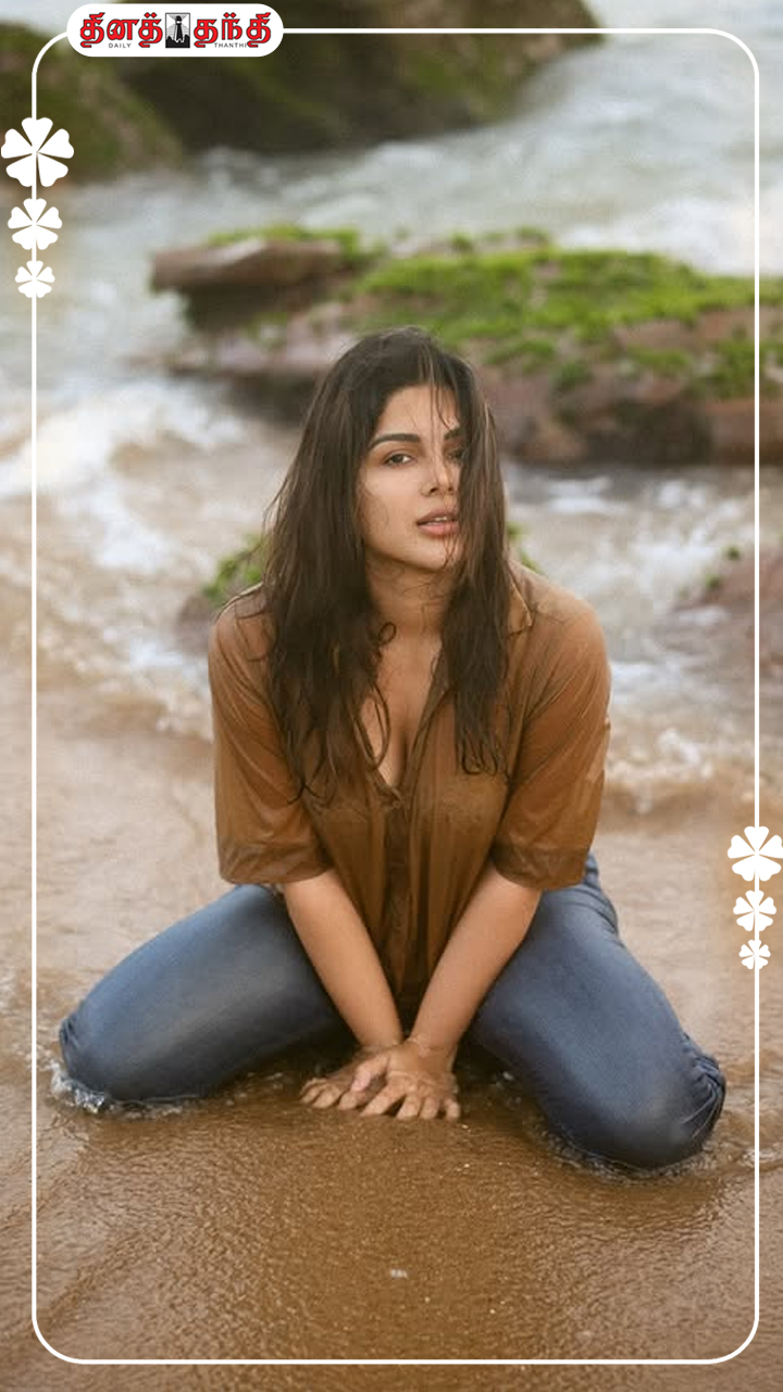 கடலில் நீந்தும் மீன்போல்..நடிகை சம்யுக்தா மேனன்..! கடலில் நீந்தும் மீன்போல்..நடிகை சம்யுக்தா மேனன்..!