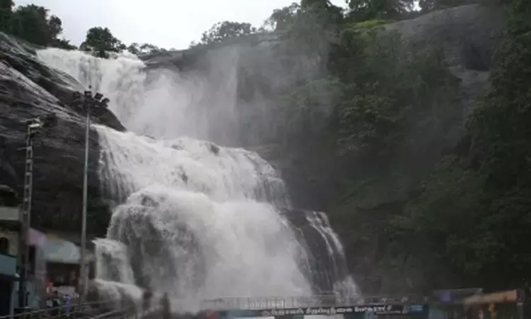 குற்றால அருவிகளில் குளிக்க தடை குற்றால அருவிகளில் குளிக்க தடை