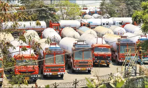 6வது நாளாக தொடரும் கியாஸ் டேங்கர் லாரிகள் வேலை நிறுத்த போராட்டம்