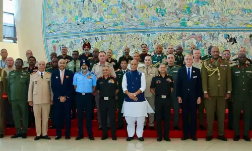 உலக நாடுகளில் அமைதிக்காப்பு பணிகளில் இந்திய ராணுவ பெண் அதிகாரிகளின் பங்களிப்பு: ராஜ்நாத் சிங் பெருமிதம் உலக நாடுகளில் அமைதிக்காப்பு பணிகளில் இந்திய ராணுவ பெண் அதிகாரிகளின் பங்களிப்பு: ராஜ்நாத் சிங் பெருமிதம்