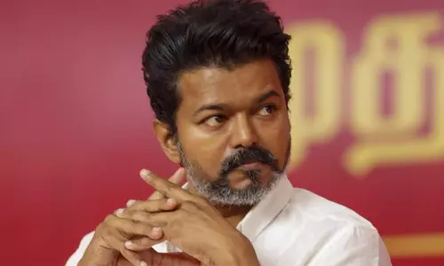 கரூரில்  பாதிக்கப்பட்ட குடும்பத்தினரை சந்திப்பது  தொடர்பாக விஜய் முக்கிய ஆலோசனை