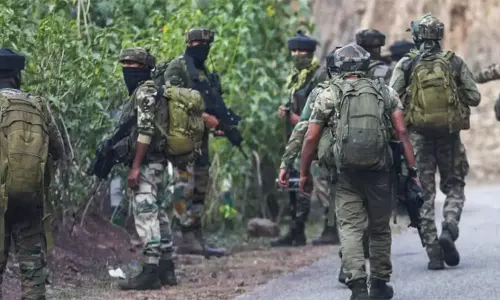 காஷ்மீரில் ஊடுருவ முயன்ற 2 பயங்கரவாதிகள் சுட்டுக்கொலை காஷ்மீரில் ஊடுருவ முயன்ற 2 பயங்கரவாதிகள் சுட்டுக்கொலை