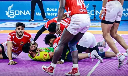 புரோ கபடி லீக் : பாட்னாவை வீழ்த்திய குஜராத் ஜெயண்ட்ஸ் புரோ கபடி லீக் : பாட்னாவை வீழ்த்திய குஜராத் ஜெயண்ட்ஸ்