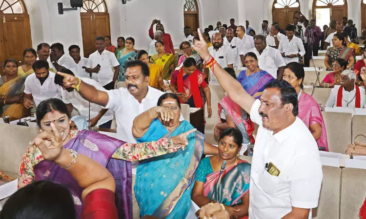 அ.தி‌.மு.க. - தி.மு.க. கவுன்சிலர்கள் இடையே கடும் வாக்குவாதம் - கோவை மாநகராட்சி கூட்டத்தில் பரபரப்பு