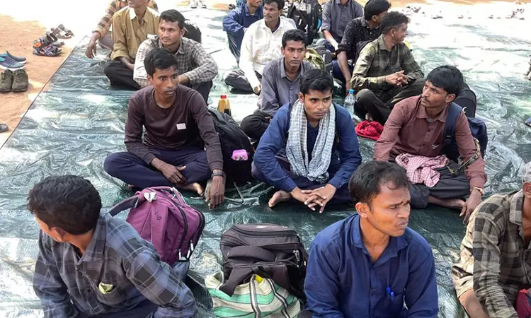 சத்தீஷ்காரில் 50 நக்சல்கள் பாதுகாப்பு படையினரிடம் சரண்